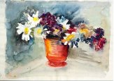 Blumen in rotbrauner Vase